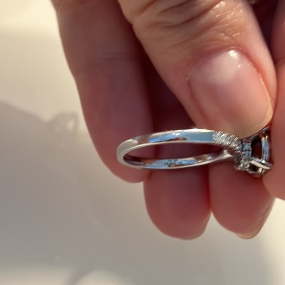 10k solid white gold engagement ring - Picture 4 of 9